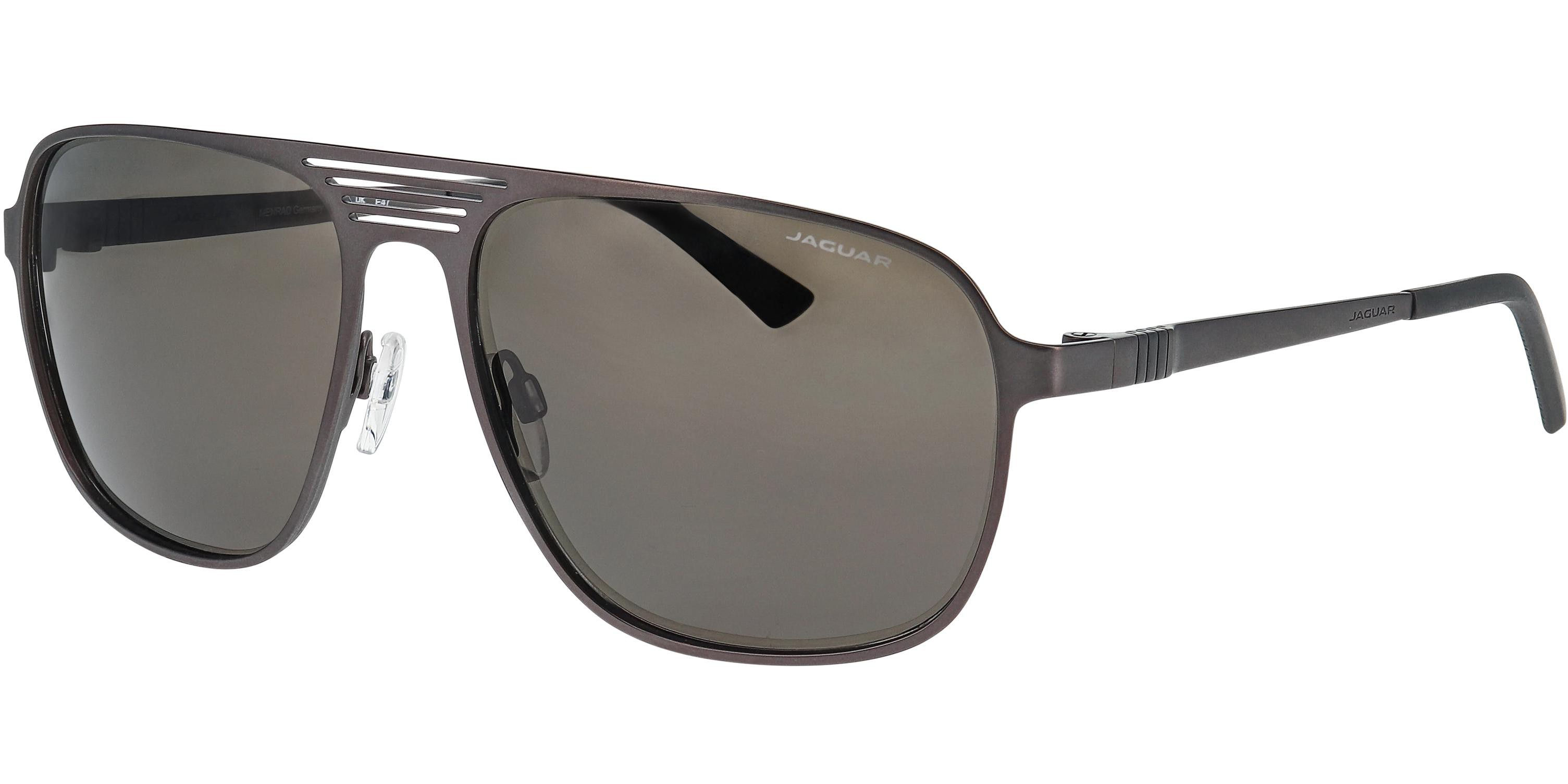 Sluneční brýle Jaguar model Menrad, barva obruby šedá mat, čočka šedá, kód barevné varianty 4200. 