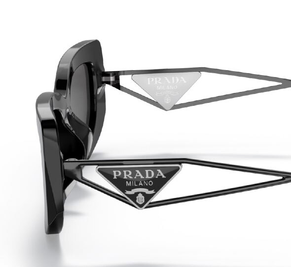 Ikonické trojúhelníkové logo Prada na brýlových stranicích