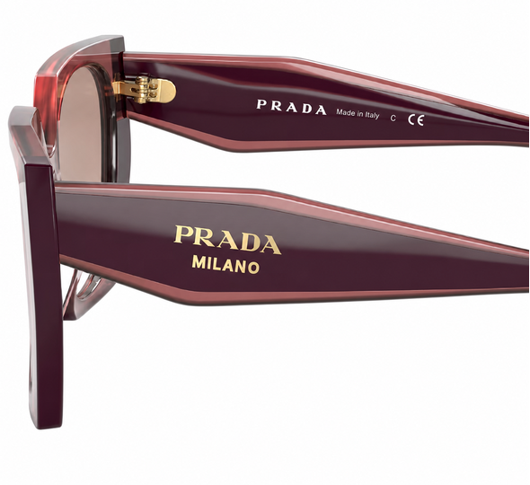 Prada 15WS – konstrukce stranice ve stranici s logem Prada Milano na čistém pozadí