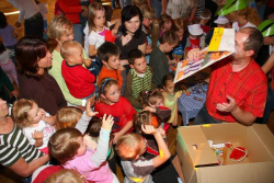 Děti dostávají dárky